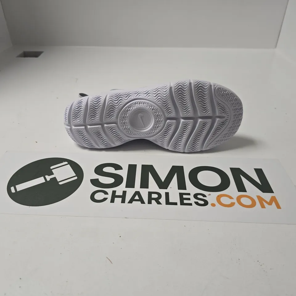 UNBOXED PAIR OF NIKE FLEX RUNNER 3 KIDS TRAINERS IN GREY - UK 5