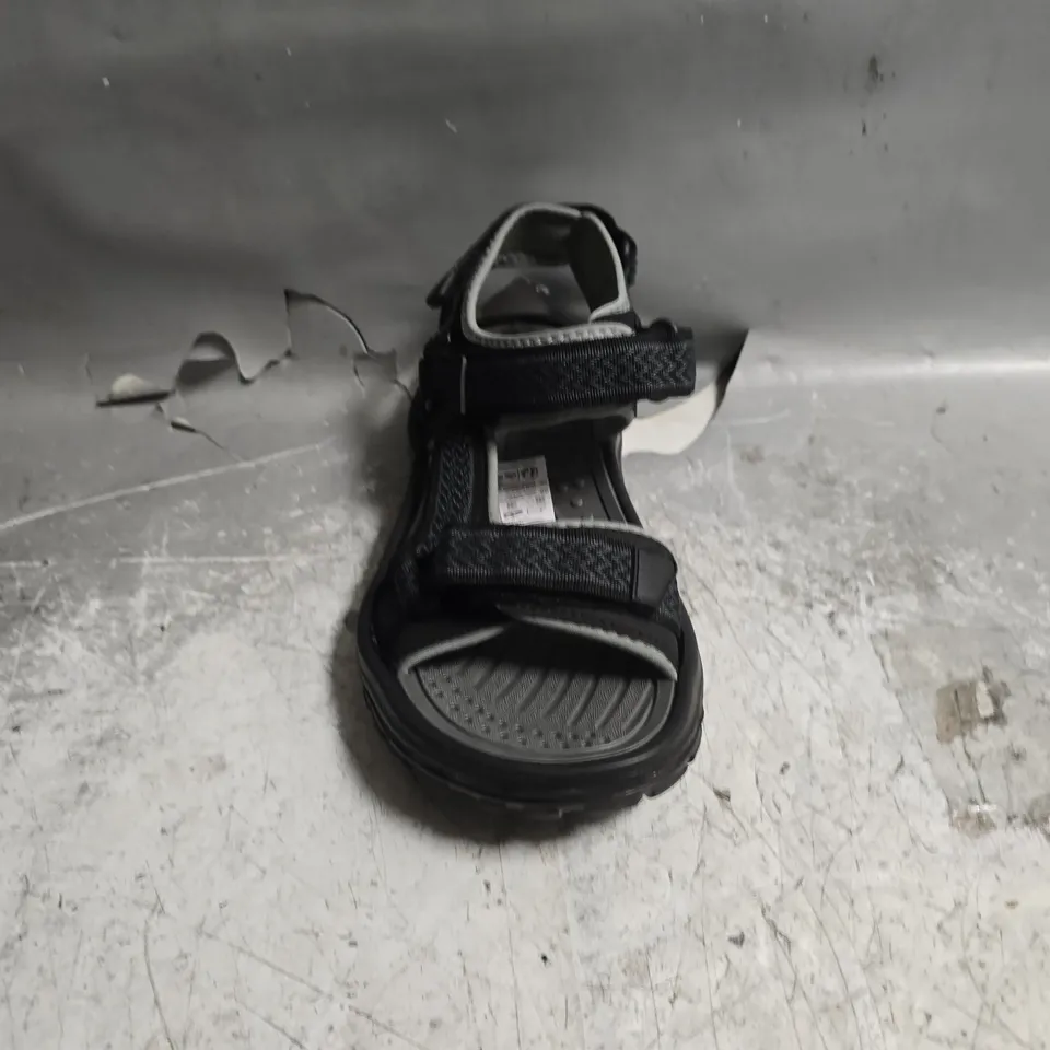 UNBOXED PAIR OF MOUNTAIN WAREHOUSE CRETE SANDALS IN BLACK - UK 10
