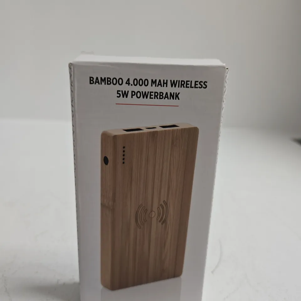 TOTE OF APPROXIMATLEY 10 PHONE ACCESSORIES INCLUDING 27,000MAH POWER BANK, BAMBOO 4,000 MAH WIRELESS 5W POWERBANK AND JTECH TEMPERED GLASS SCREEN PROTECTOR