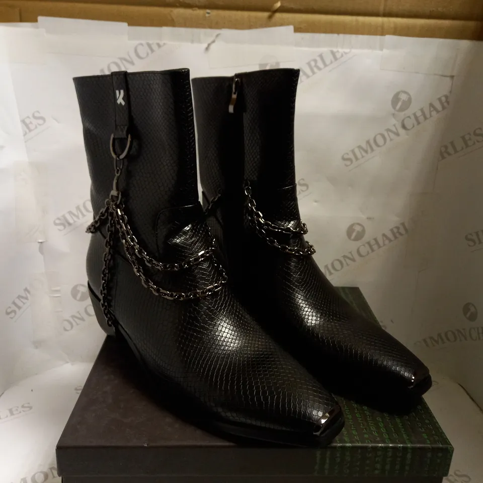 KOI VEGAN SIGNAL MENS WESTERN GRUNGE BOOTS - SIZE 10