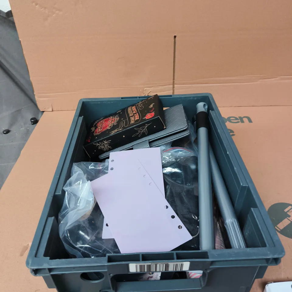 TOTE OF APPROXIMATELY 12 ASSORTED ITEMS TO INCLUDE : DEFENDER DOOR HANDLE ALARM AND VIBRATION ALARM