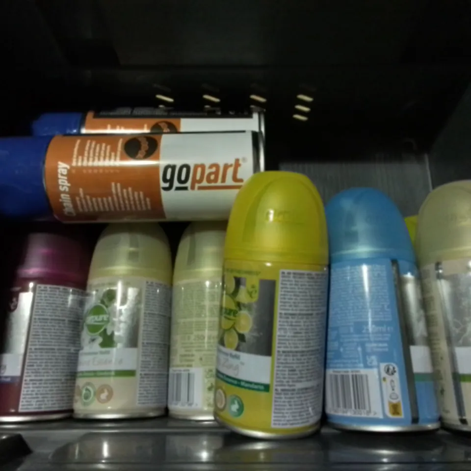 LOT OF 19 ASSORTED AEROSOLS TO INCLUDE GOPART CHAIN SPRAY AND AIR PURE FRESHNER / COLLECTION ONLY