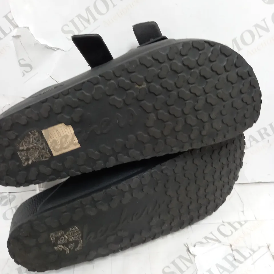 SKECHERS ARCH FIT FOAMIES SLIDE SANDAL SIZE 5