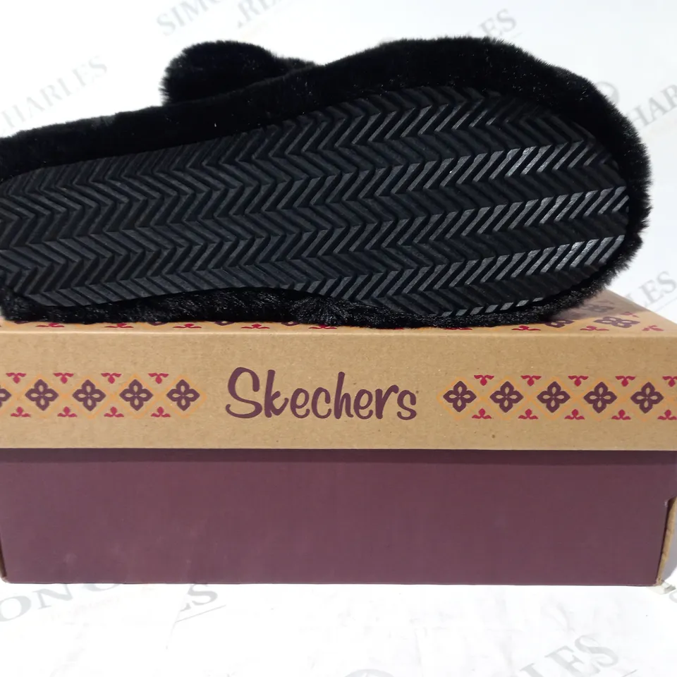 BOXED PAIR OF SKECHERS OPEN TOE SLIPPER SANDALS IN BLACK SIZE 6