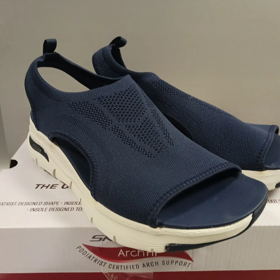 APPROXIMATELY 9 BOXED PAIRS OF SHOES AND SANDALS IN VARIOUS TYPES, COLOURS AND SIZES FROM STRIVE, SKETCHERS, MODA IN PELLE, ETC