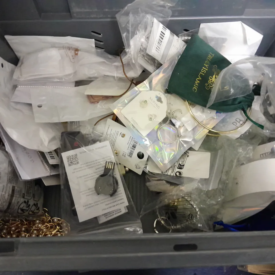 LARGE QUANTITY OF ASSORTED JEWELLERY ITEMS TO INCLUDE RINGS, NECKLACES AND WATCHES