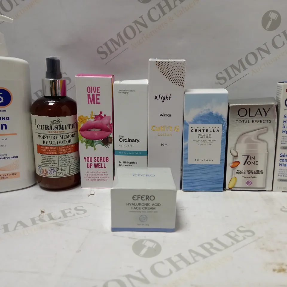 LOT OF APPROX 8 ASSORTED BEAUTY PRODUCTS TO INCLUDE GIVE ME SCRUB UP WELL LIP SET, THE ORDINARY MULTI-PEPTIDE SERUM, CURLSMITH MOISTURE REACTIVATOR, ETC 