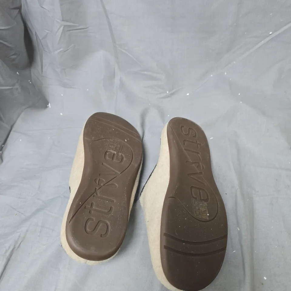 STRIVE SLIPPERS – BEIGE/GREY, LINING – WOMEN'S PAIR-SIZE UK 7