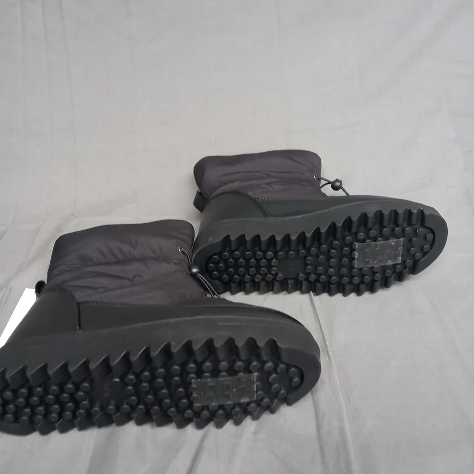 UNBOXED PAIR OF APRES SKI BLACK BOOTS SIZE 40