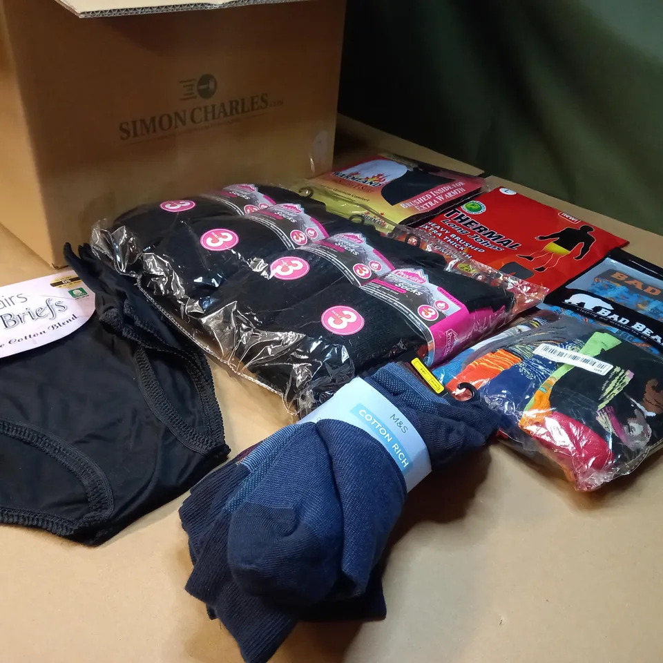 LOT OF APPROX. 10 ASSORTED CLOTHING ACCESSORIES  IN VARYING SIZES/COLOURS/STYLES TO INCLUDE: SOCKS, THERMALS