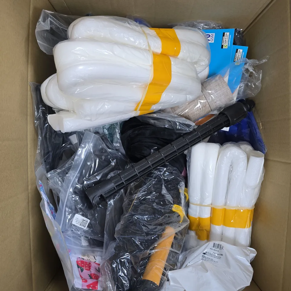 APPROXIMATELY 15 ASSORTED HOUSEHOLD PRODUCTS TO INCLUDE OVEN GLOVES, NOTEPAD, INSULATED WATER BOTTLE ETC 