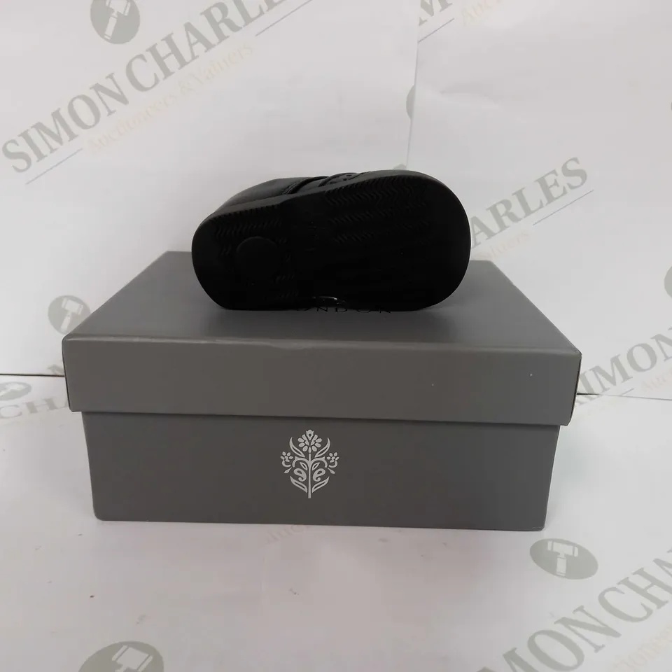 PAISLEY OF LONDON JAYDON IN MATT BLACK - EU 17