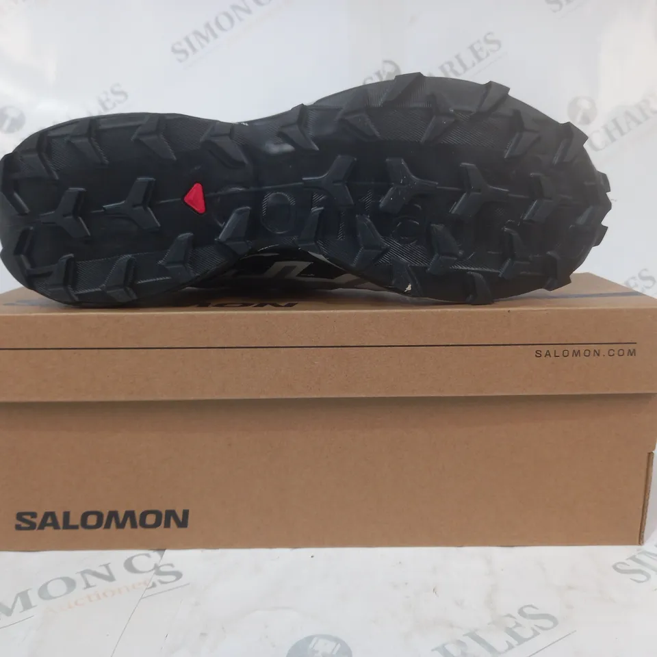 BOXED PAIR OF SALOMON DPEEDCROSS 6 WIDE SHOES IN BLACK/GREY UK SIZE 8.5