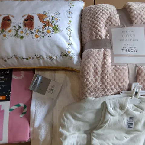 LOT OF APPROXIMATELY 20 ASSORTED BEDDING AND SOFT FURNISHING ITEMS TO INCLUDE DUVETS, SLEEP BAGS AND THROW