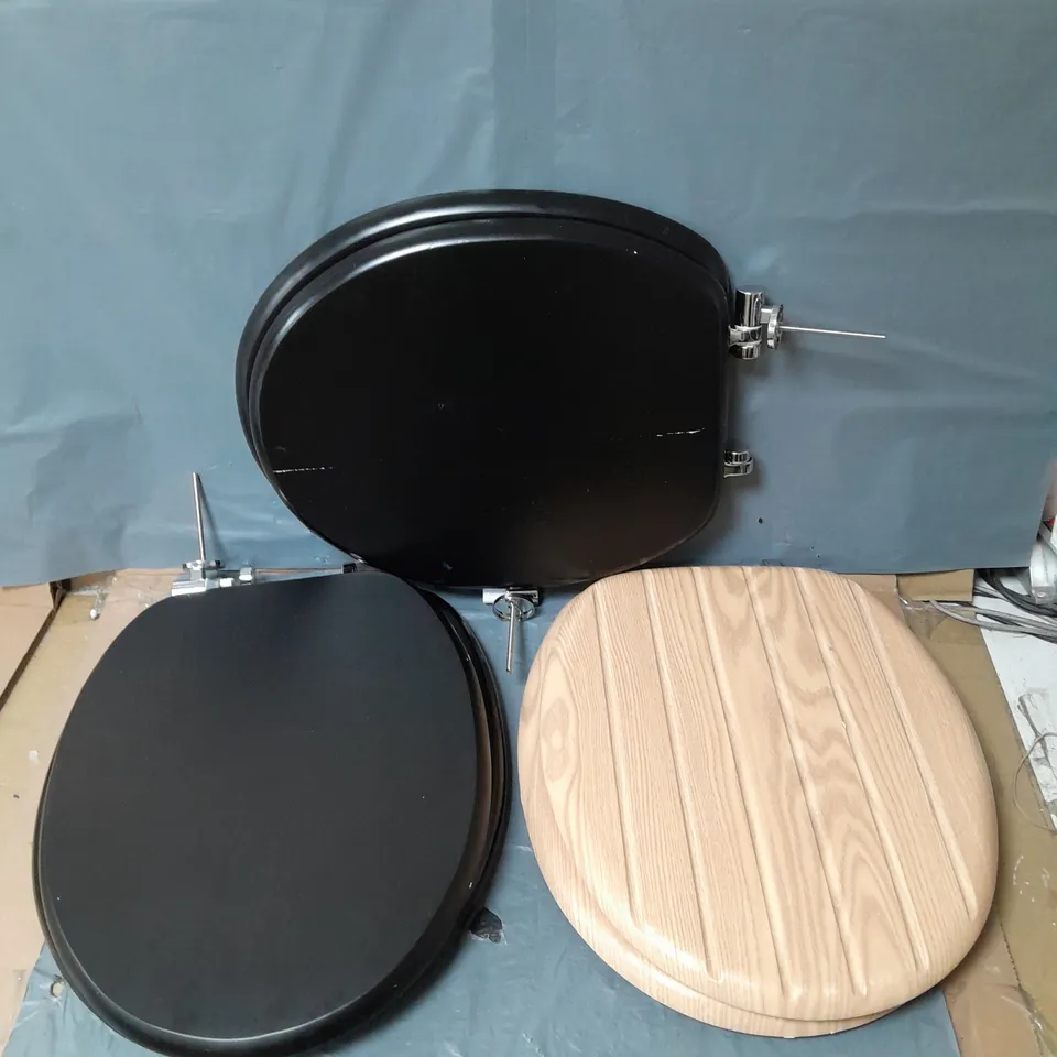 APPROXIMATELY 5 TOILET SEATS BLACK AND WOODEN 