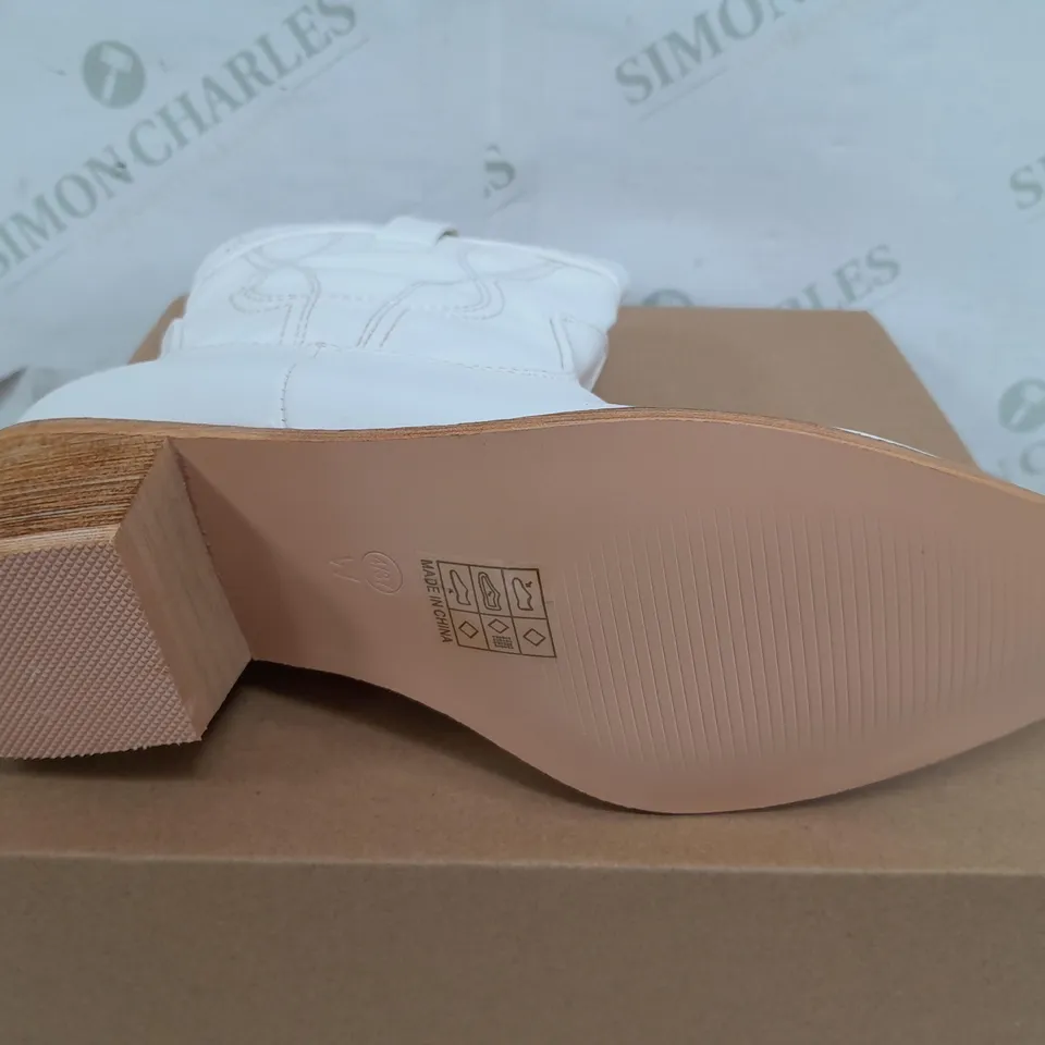 BOXED PAIR OF BOOHOO WIDE FIT STITCH DETAIL ANKLE WESTERN BOOTS IN WHITE - SIZE 4