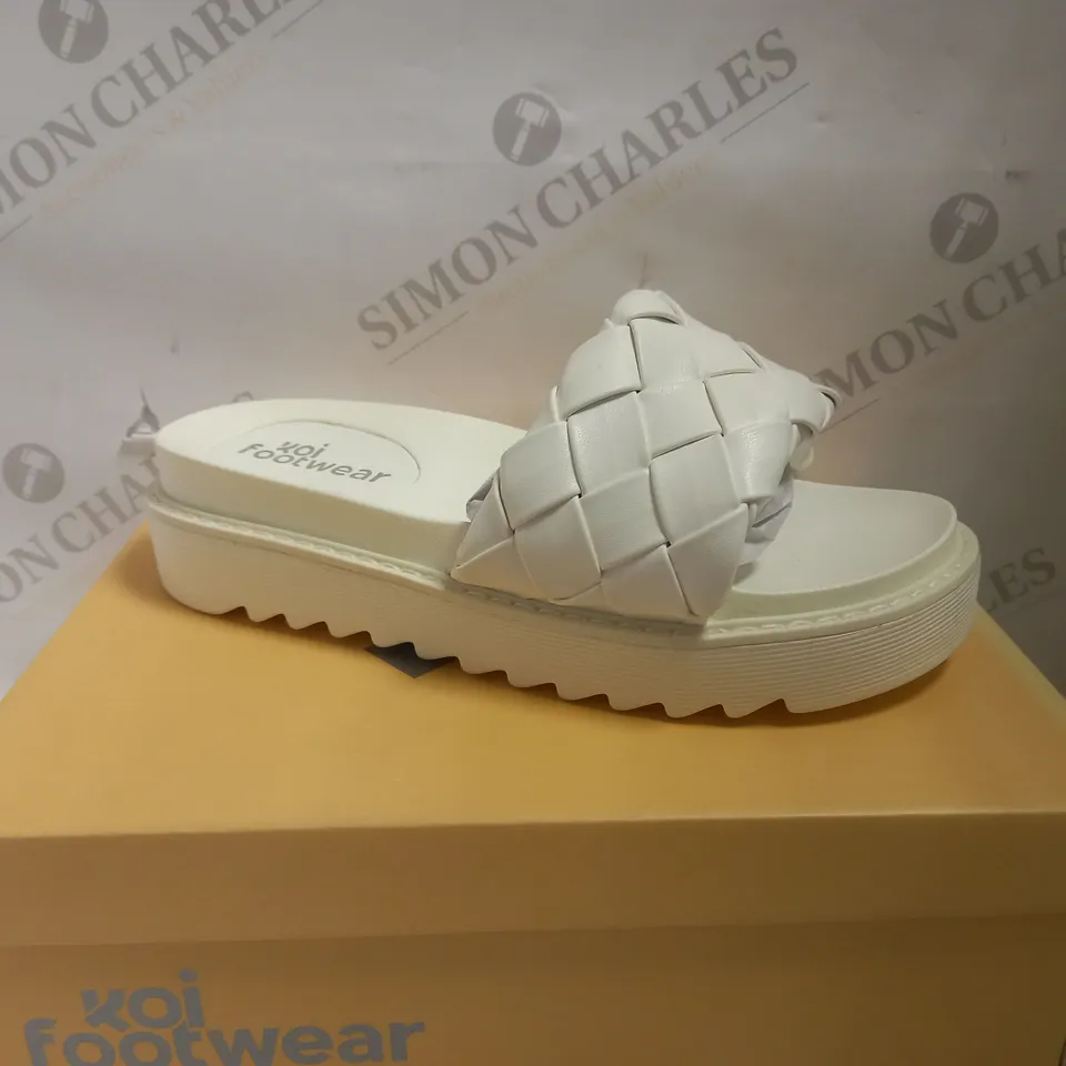 KOI VEGAN YUTIN QUILTED WHITE SLIDERS - SIZE 6