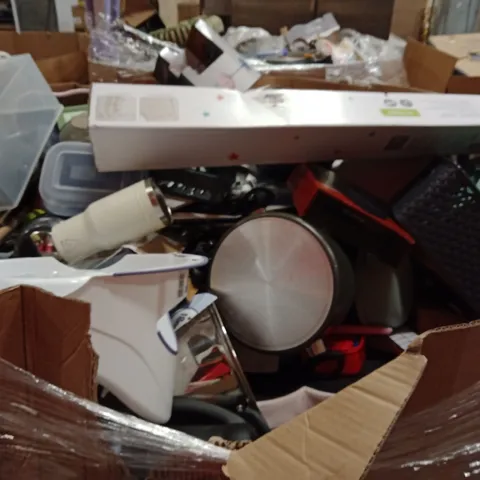 PALLET OF ASSORTED HOUSEHOLD GOODS AND PRODUCTS TO INCLUDE; STAINLESS STEEL FLASKS,PANS, STORAGE BASKETS,GLASSES,LUNCH
BOX