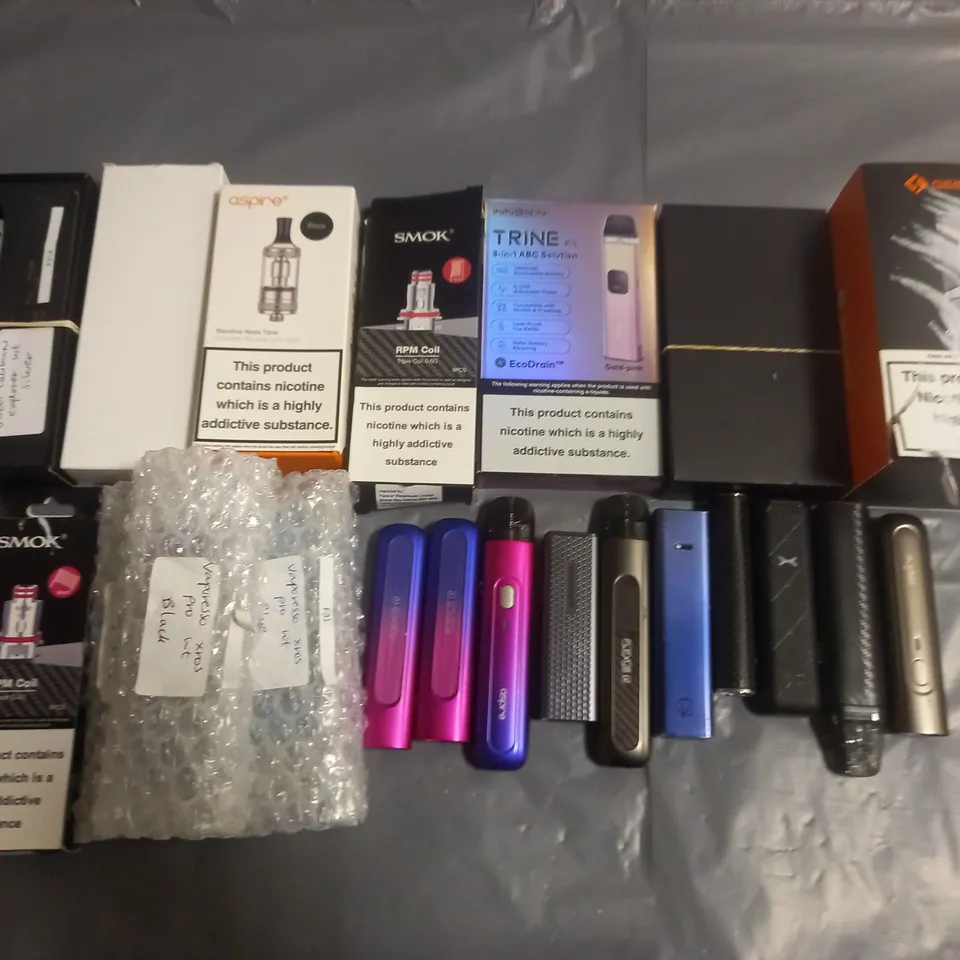 LOT OF APPROXIMATELY 20 ASSORTED VAPING ITEMS AND ACCESSORIES TO INCLUDE GEEK VAPE, INNOKIN AND SMOK