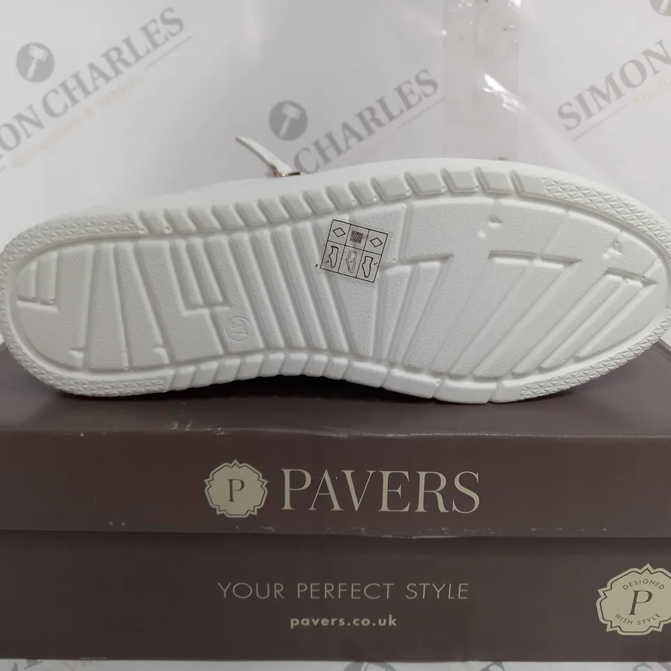 BOXED PAVERS WBINS35156 WHITE TRAINER WITH ZIP & LACES - SIZE 4