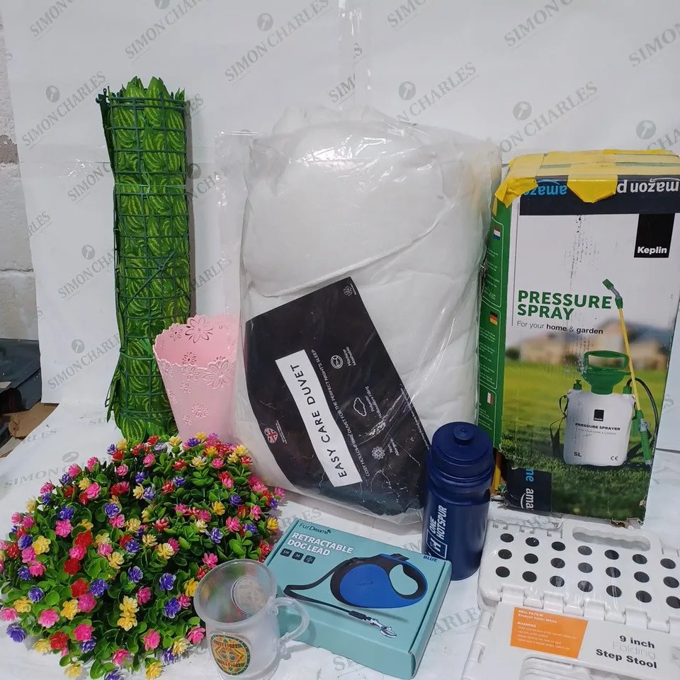 BOX TO CONTAIN APPROX. 10 X ASSORTED HOUSEHOLD PRODUCTS. INCLUDES DOG LEASH, WREATHE, SMALL STOOL ETC 