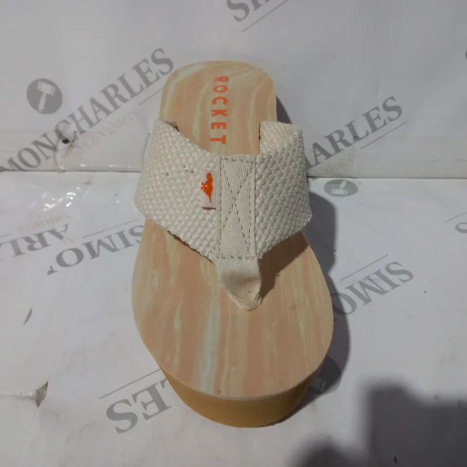 BOXED PAIR OF ROCKET DOG WEDGE DIVER FLIP FLOP IN CREAM UK SIZE 4