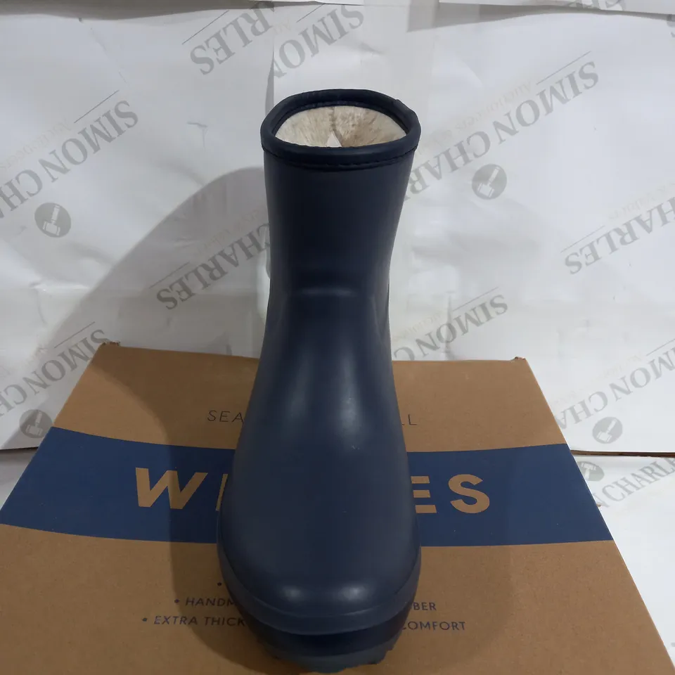 PAIR OF WELLIES IN NAVY BLUE  - UK SIZE 5