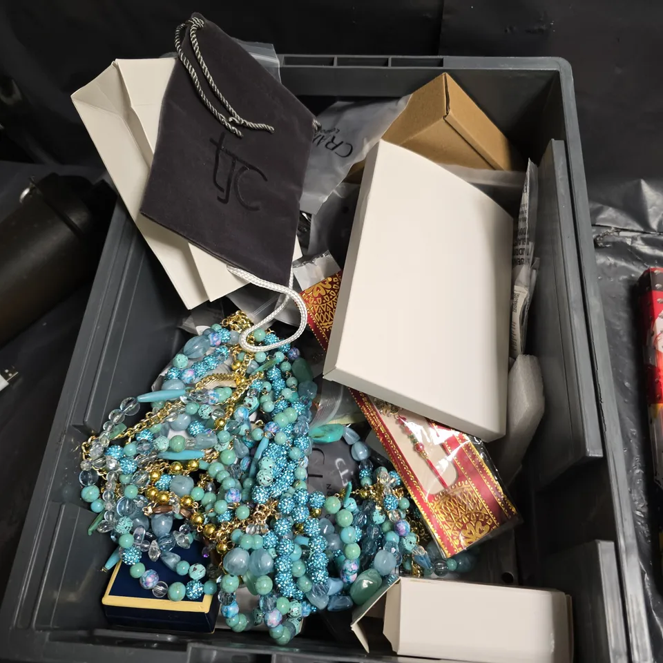 GOLD-TONE WATCH WITH MESH BRACELET AND TURQUOISE BEAD JEWELRY SET IN SPLENDOR SA BOX (COSTUME JEWELRY LOT)