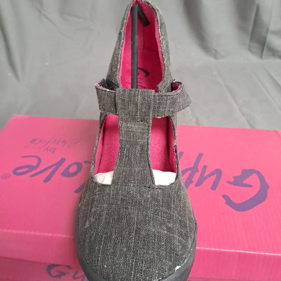 BOX OF APPROXIMATELY 8 PAIRS OF BLACK GUPPY LOVE WEDGE SHOES IN VARIOUS SIZES