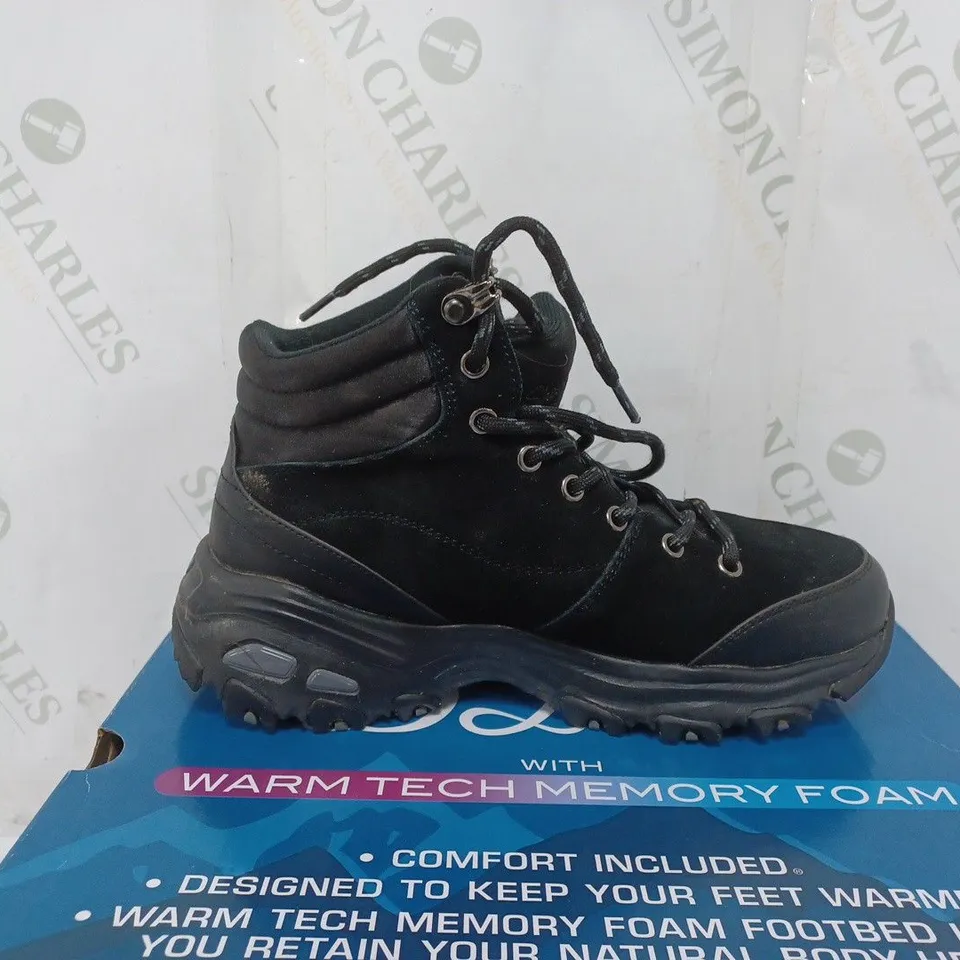 BOXED PAIR OF SKECHERS D'LITES SATIN COLLAR LACE UP BOOTS IN BLACK SIZE 3