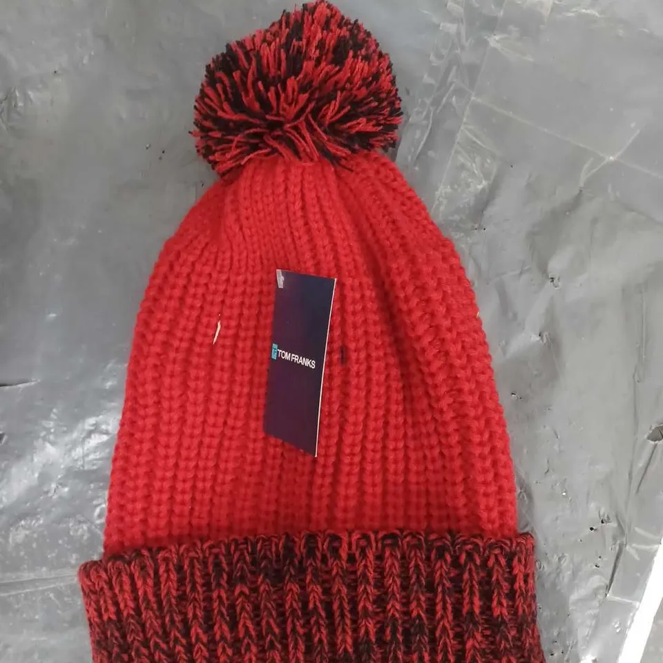 APPROXIMATELY 19 TOM FRANK BOBBLE HAT 