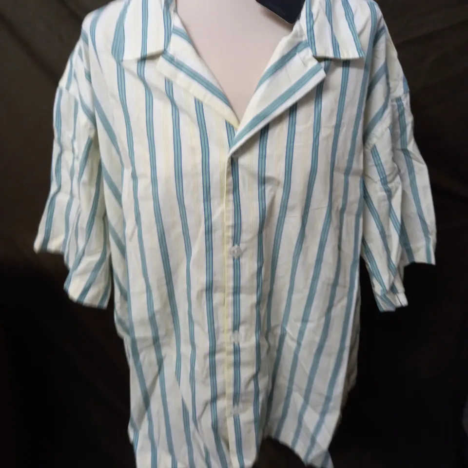 LEVIS SHORT SLEEVE STRIPED SHIRT - XL