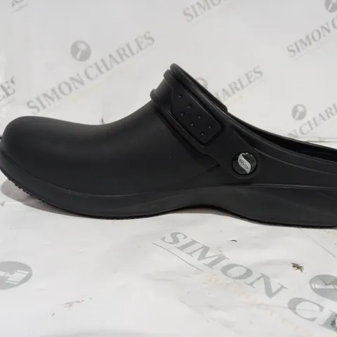 BOXED PAIR OF SKECHERS ARCHFIT CLOGS IN BLACK SIZE 5