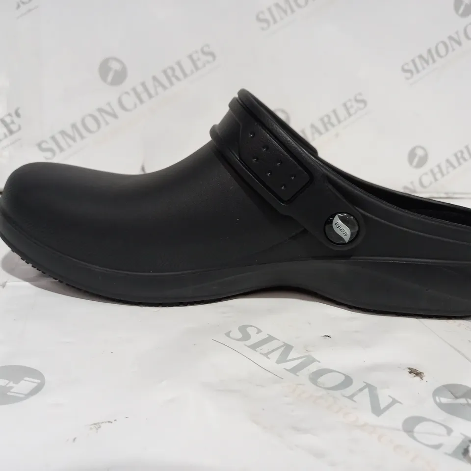 BOXED PAIR OF SKECHERS ARCHFIT CLOGS IN BLACK SIZE 5