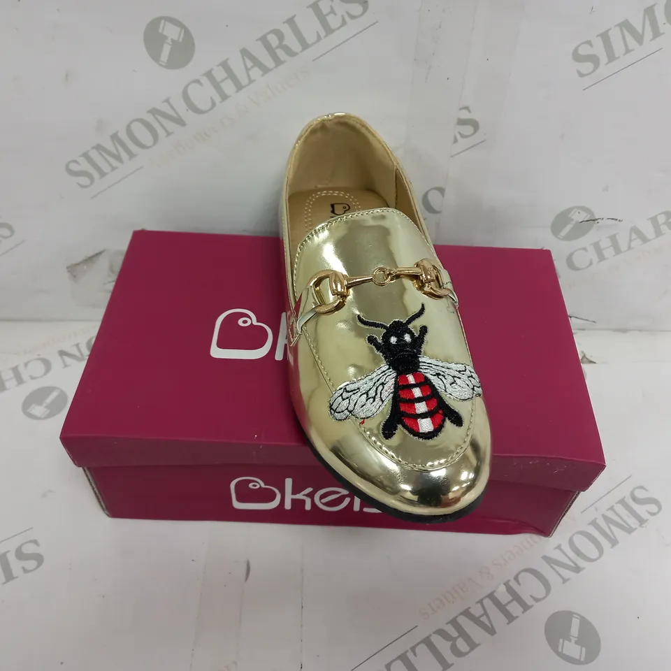 APPROXIMATELY 13 BOXED PAIR KELSI KIDS BUTTERFLY EMBROIDERED LOAFERS IN GOLD TO INCLUDE SIZES 1, 8, 9, 10, 11, 12, 13