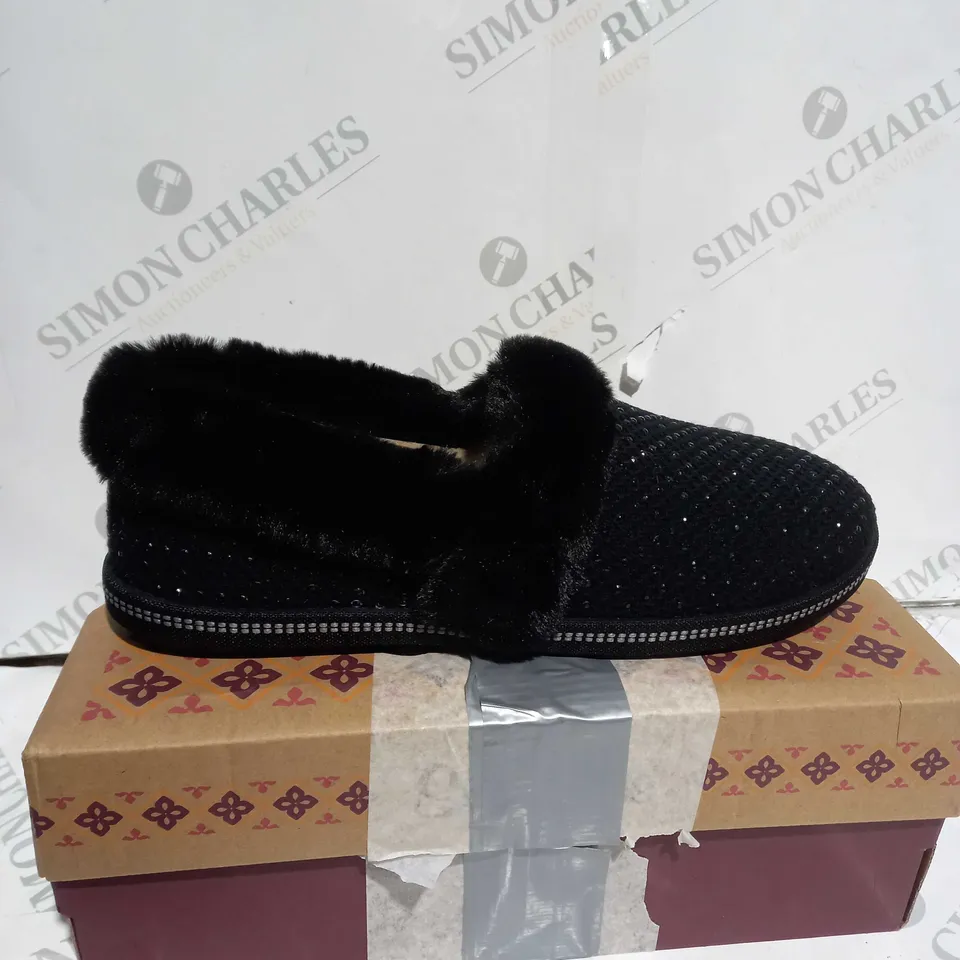 SKECHERS COZY SLIPPER BLACK - SIZE 6.5