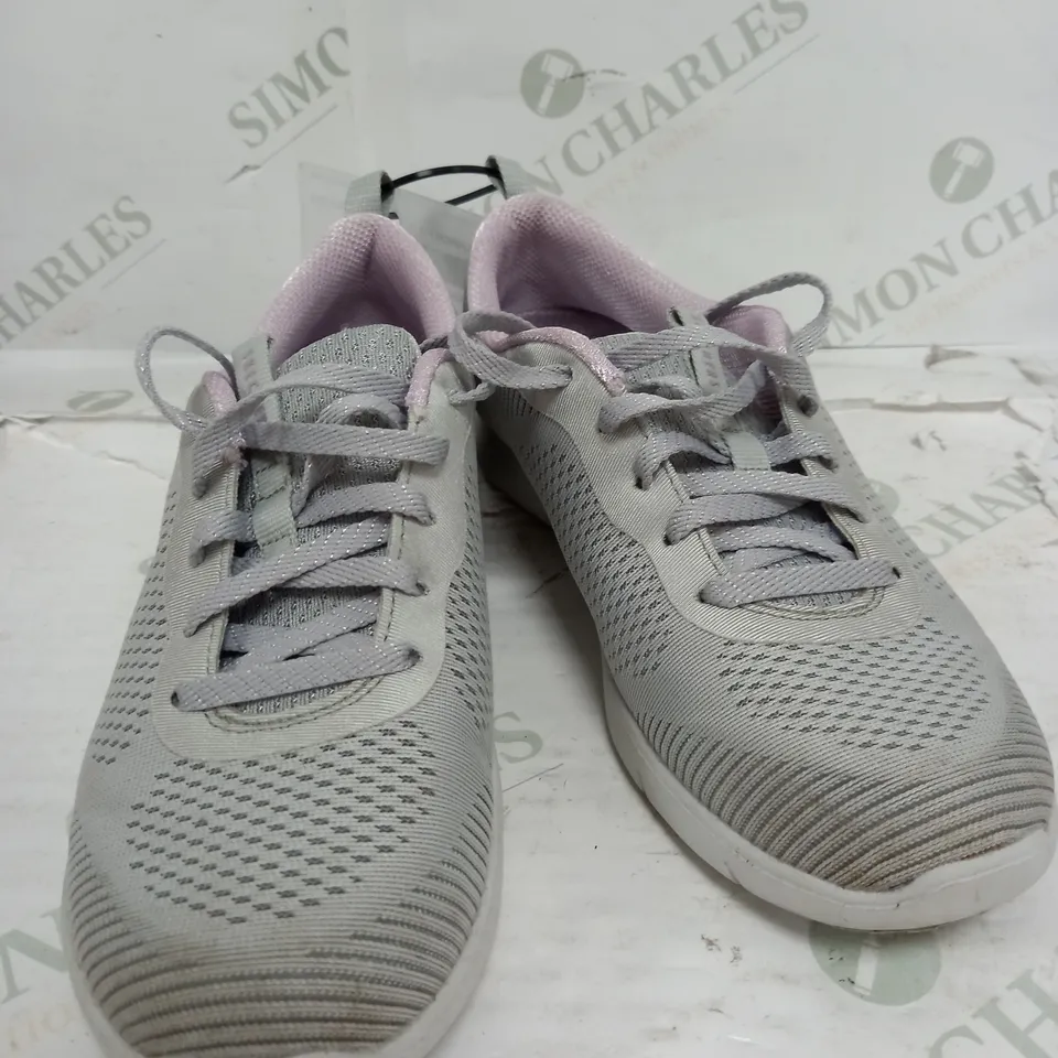 BOXED PAIR OF SKECHERS ARCH FIT TRAINERS IN GREY SIZE 4