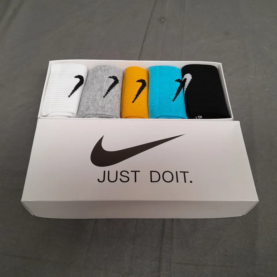 BOXED NIKE JUST DO IT MULTI COLOURED SOCKS - SIZE UNSPECIFIED 