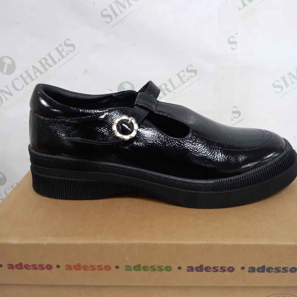 BOXED PAIR OF ADESSO BLACK LEATHER SHOES SIZE 6