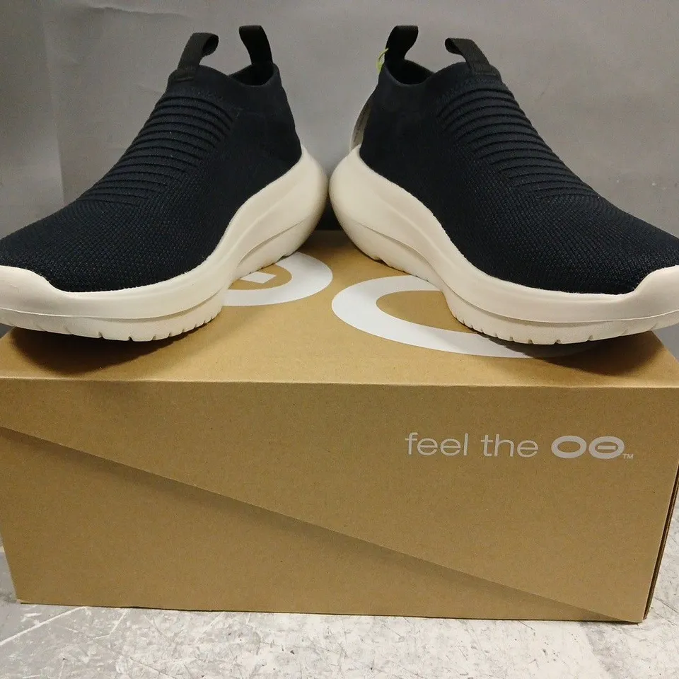 BOXED PAIR OF OOFOS SHOES IN CHALK BLACK SIZE UK 9