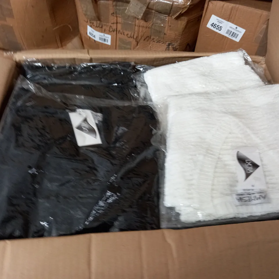 LOT OF APPROXIMATELY 40 AMNESIA WHITE/BLACK V-NECK JUMPERS - SIZE UNSPECIFIED