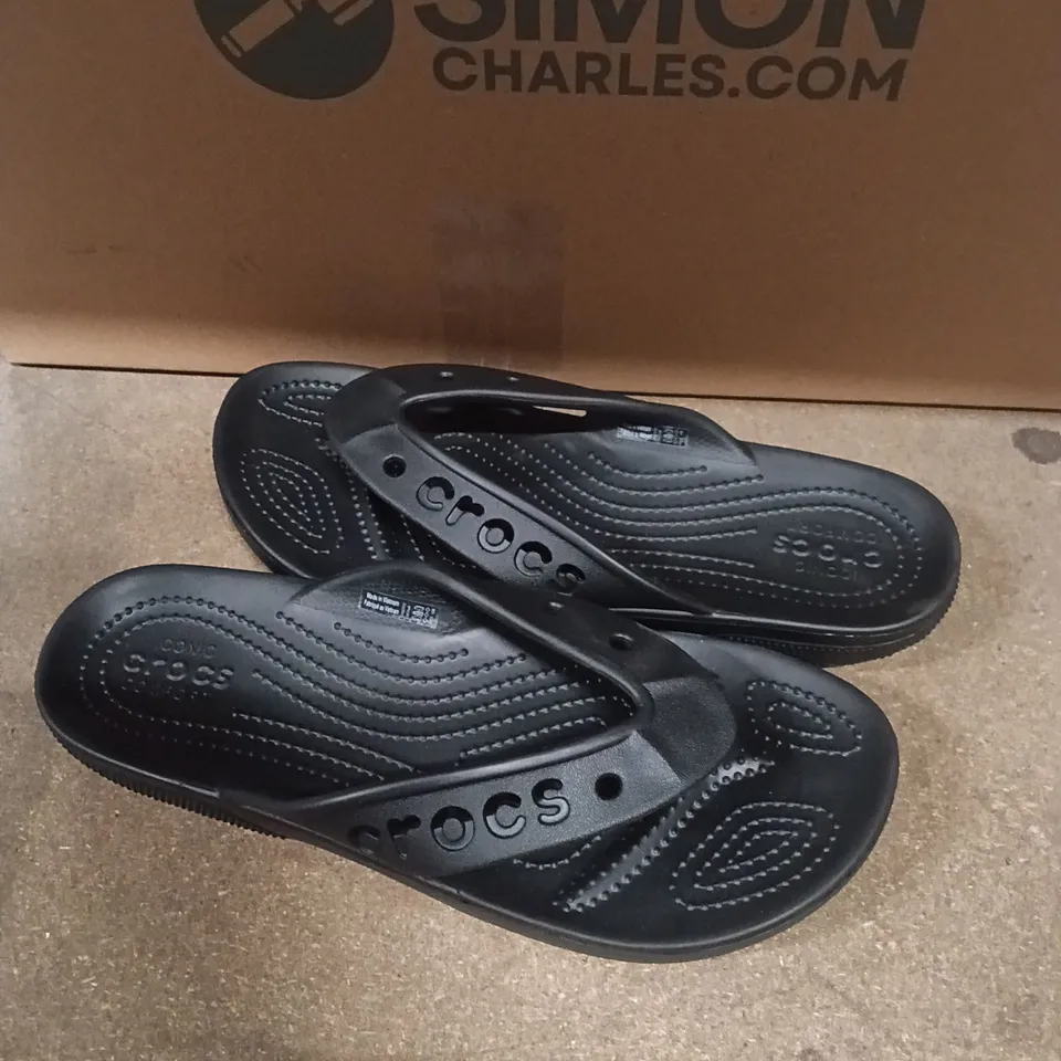 CROCS BLACK SLIDE SANDALS – MEN'S US 7 / WOMEN'S US 9 (UK SIZING UNCONFIRMED)