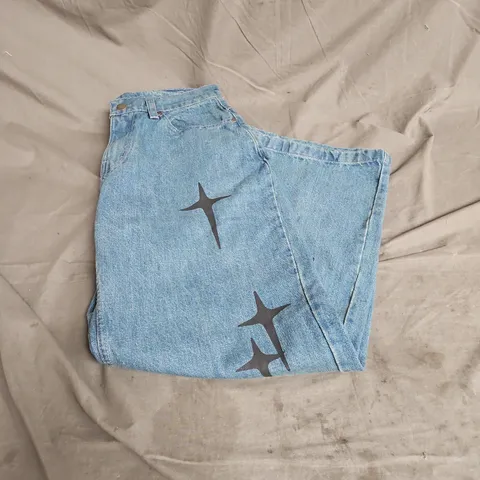 GROOVY WIDE LEG STAR PRINT JEANS IN BLUE SIZE W32