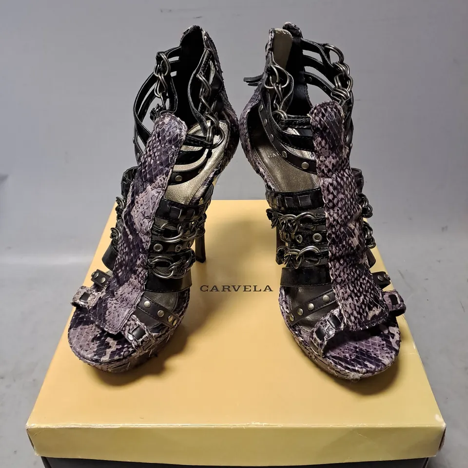 BOXED PAIR OF CARVELA STRAPPY CHAIN DETAIL PLATFORM STILETTO HEELS IN PURPLE SNAKE PRINT SIZE 7