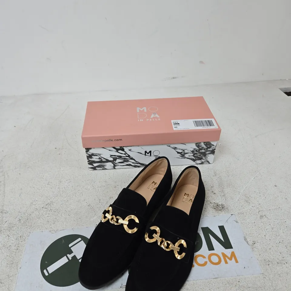 MODA IN PELLE BLACK SUEDE LOAFERS WITH GOLD CHAIN DETAIL, UK 7 (EU 40) – BOXED
