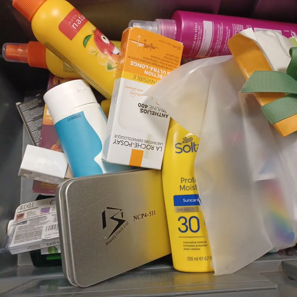 BOX OF APPROX 20 ASSORTED HEALTH AND BEAUTY ITEMS TO INCLUDE - MOOGOO NATURAL MILK WASH - MAN CAVE GRADUAL TAN BODY LOTION - MOISTURISING MINI MOOGOO ECT