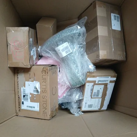BOX OF ASSORTED ITEMS TO INCLUDE - POWER BANKS - GLASSES - BAGS