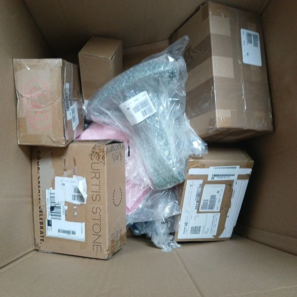 BOX OF ASSORTED ITEMS TO INCLUDE - POWER BANKS - GLASSES - BAGS 
