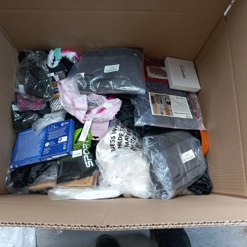LARGE QUANTITY OF ASSORTED CLOTHING ITEMS TO INCLUDE OH MY OH ME, DUSK AND CLARKS