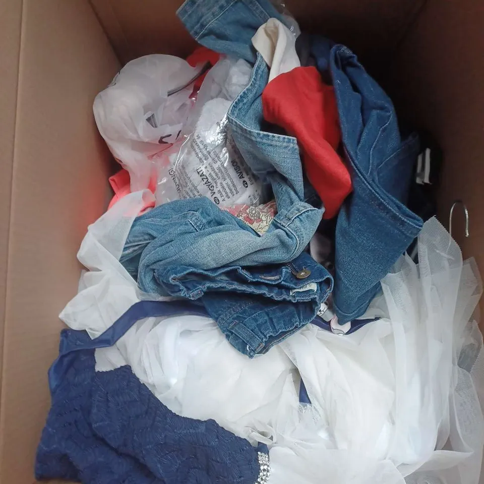 BOX OF APPROXIMATELY 30 ASSORTED KIDS CLOTHING ITEMS TO INCUDE - HOODIE, JEANS, THERMAL TOP, ETC